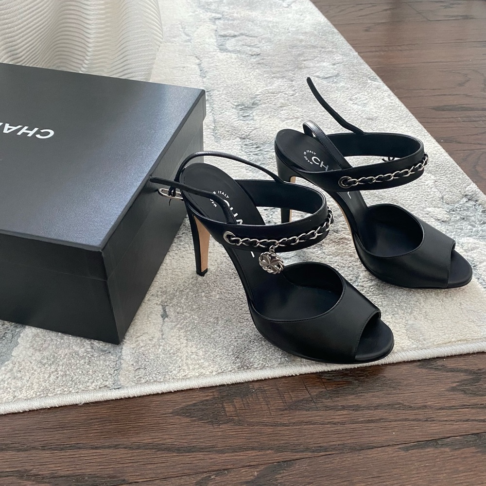Chanel high heels sz 8 - available in November 2022